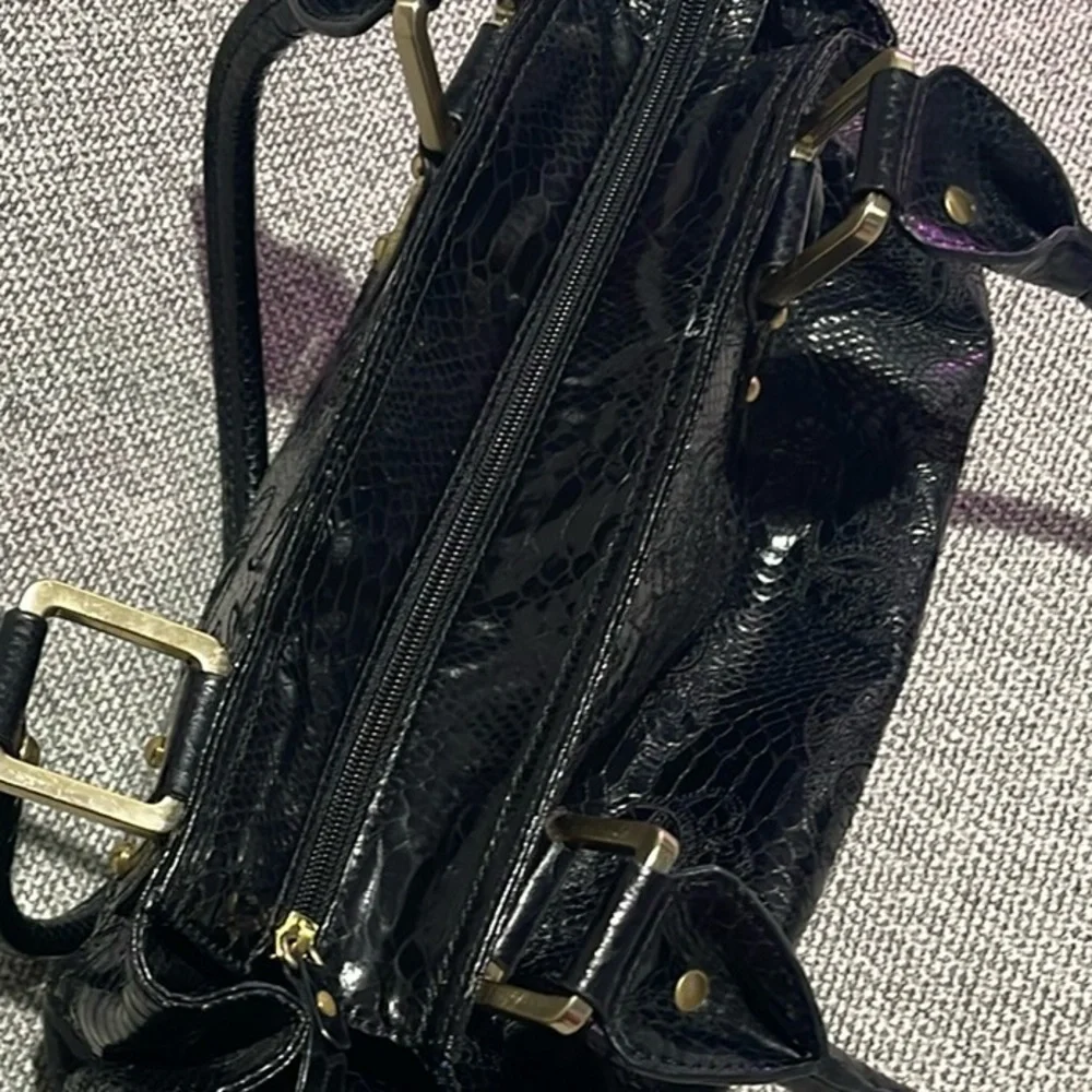 Sharif 1827 Couture Black Shoulder Bag with Glossy Finish and Silver Accents - Picture 7 of 16